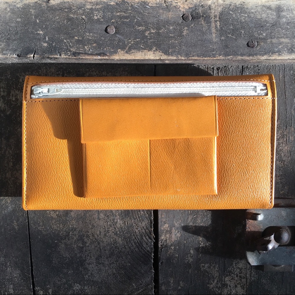Vintage Yellow Wallet - Picture 2 of 5